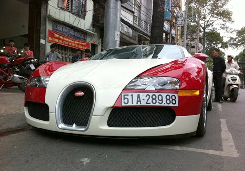 Bugatti Veyron Tháng 2, "ông hoàng tốc độ" Bugatti Veyron nổ phát súng đầu tiên cho loạt siêu xe khủng về Việt Nam trong năm 2012. Chiếc Bugatti Veyron màu đỏ trắng này được cho là model đời 2008 và về Việt Nam theo dạng Việt kiều hồi hương. Siêu xe sau đó đeo biển trắng với chi phí sau khi cộng dồn tất cả các loại thuế lên đến gần 2 triệu USD.