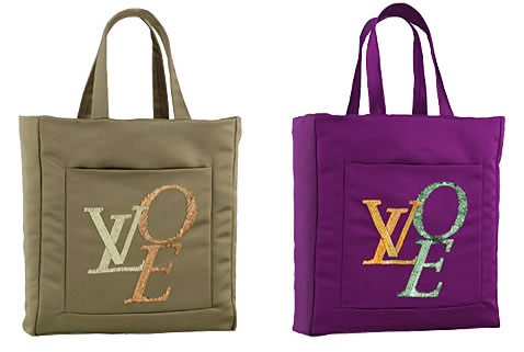 Túi That’s Love là một dòng túi hoàn toàn khác biệt với những sản phẩm túi khác của Louis Vuitton. Không có họa tiết caro hay hình hoa, That’s Love là những chiếc túi hình vuông được may từ vải bố, với chữ LOVE được thiết kế nổi bật.
