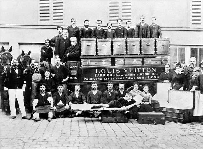 Louis Vuitton nổi tiếng với những hoa văn độc đáo được ký bản quyền, cùng logo 2 chữ L và V được lồng vào nhau đơn giản nhưng sang trọng và tinh tế. Tổng giá trị của hãng được định giá vào đầu năm 2012 là 25,9 tỷ đô la Mỹ. Ảnh: Louis Vuitton với những nhân công và sản phẩm đầu tiên.