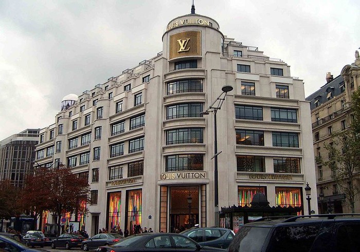 Năm 1914, tòa nhà Louis Vuitton được xây dựng trên đại lộ Champs-Elysees, trở thành nơi trưng bày và bán các sản phẩm hàng hiệu lớn nhất thế giới lúc bấy giờ.