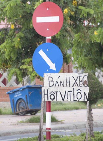 Biển báo chỉ đường vào quán, chụp tại Phan Rang. Ảnh: Duong Tran.