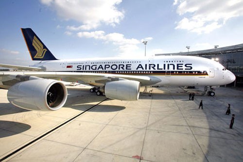 3. Singapore Airlines Là hãng hàng không đầu tiên khai thác siêu máy bay thương mại Airbus A380, Singapore Airlines chiếm gần 10% thị trường hàng không quốc tế ra vào Australia. Vốn hóa thị trường tính đến cuối năm 2011 của hãng là 14 tỷ USD.