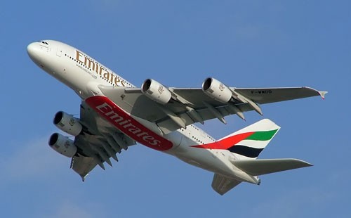 8. Emirates Được thành lập năm 1985, hãng hàng không quốc doanh Emirates có trên 1.000 chuyến bay từ Dubai mỗi tuần. Hãng này nổi tiếng về dịch vụ giải trí trên máy bay với hơn 1.200 kênh và gần 300 bộ phim. Trên khoang hạng nhất của một số máy bay của Emirates còn có các mini-bar và phòng tắm riêng biệt.