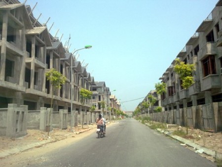 Khu đô thị mới Vân Canh (Hoài Đức) các dãy nhà làm xong nhưng không có người hoàn thiện nhà để ở.