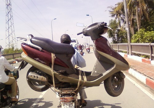Xe máy cõng xe máy trên cầu Bình Triệu, TP. HCM. Ảnh: Bùi Đỗ Diện.