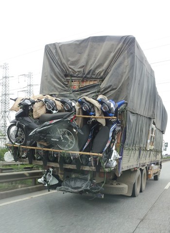 Chụp trên cao tốc Pháp Vân - Cầu Giẽ. Xe chở quá khổ, quá tải, đi sai làn. Ảnh: Nguyễn Hồ Nam.