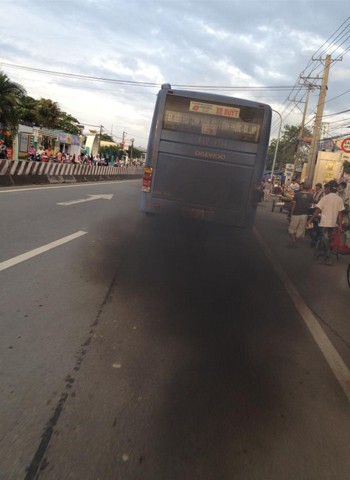 Xe buýt Đồng Nai xả khói đen mù trời, chụp tại Thủ Đức, TP.HCM. Ảnh: Thạch Lam.