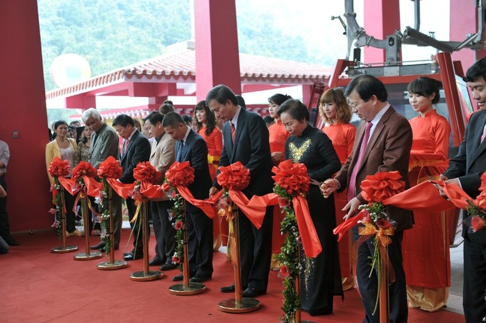 Phó chủ tịch nước Nguyễn Thị Doan cùng đoàn đại biểu cắt băng khánh thành khai trương Cáp treo Tây Thiên.