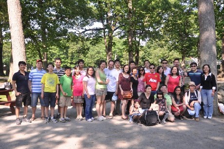Những người Việt trẻ vùng Boston trong một chuyến dã ngoại hè 2012 - (Ảnh: Hội Thanh niên - Sinh viên vùng Boston mở rộng)