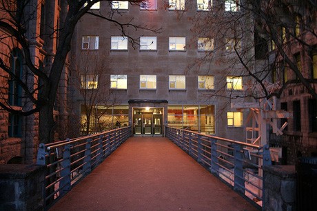 Lối vào một tòa nhà nằm trong khuôn viên trường McGill