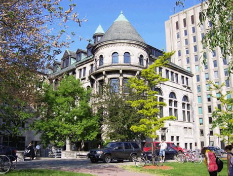 McGill là trường đại học nghiên cứu công lập tại Montreal, Quebec, Canada. Năm 2011, ngôi trường có gần 200 năm tuổi này được bảng xếp hạng uy tín QS World University Rankings xếp hạng 1 tại Canada và lọt vào Top 20 trường hàng đầu thế giới (thứ 17). Với 21 khoa và trường trực thuộc, trường ĐH McGill đào tạo 34.000 sinh viên mỗi khóa cho hơn 300 ngành, lĩnh vực, trong đó những ngành thế mạnh của trường là Y khoa và Luật. McGill cũng là trường thu hút số lượng lớn sinh viên quốc tế, chiếm khoảng 1/5 tổng số sinh viên của trường.Bên cạnh tiếng Anh, sinh viên có thể đăng ký học bất cứ ngành nào mình thích bằng tiếng Pháp, ngôn ngữ được sử dụng chủ yếu tại Quebec.