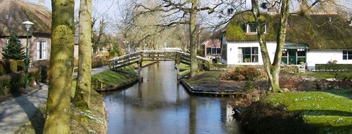 Giethoorn có thể được coi là ngôi làng yên bình, thơ mộng nhất trên thế giới vì nó nổi hoàn toàn trên mặt nước, không có đường cái. Giethoorn được mệnh danh là Venice của Hà Lan.