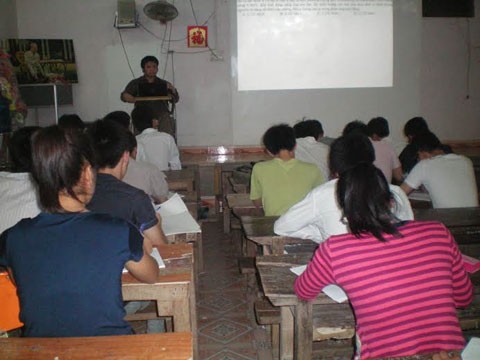 Thầy Lê Hữu Tuấn với lớp học