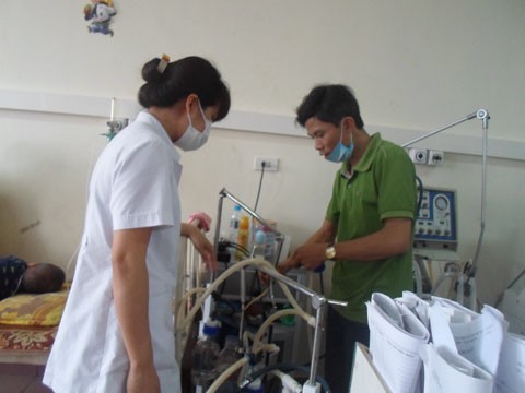 Bác sĩ bệnh viện hướng dẫn gia đình bệnh nhân cách sử dụng máy thở. (Ảnh: Diện Hứa)