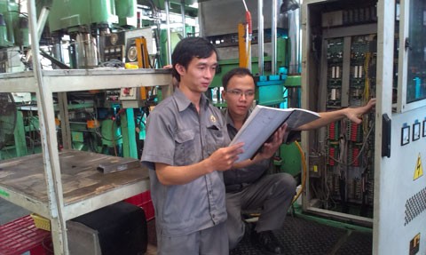 Anh Trương Anh Văn (bên phải) với đồng nghiệp trong giờ làm việc (Ảnh: NVCC)