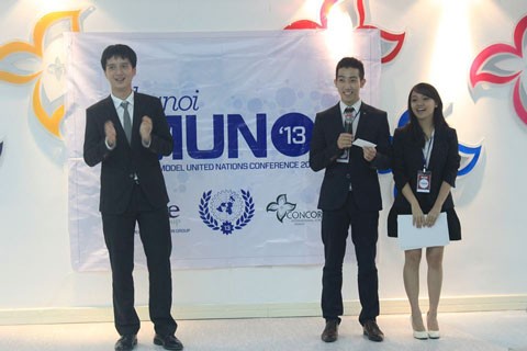Kim Anh (ngoài cùng bên phải) tại Hanoi Model United Nations