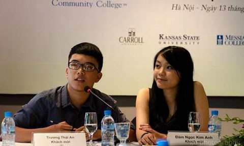 Kim Anh (phải) chia sẻ kinh nghiệm tại buổi hội thảo Chuyền Đuốc – VietAbroader