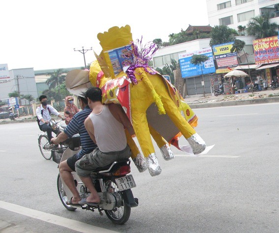 “ làm xiếc” trên đường phố Hà Nội.