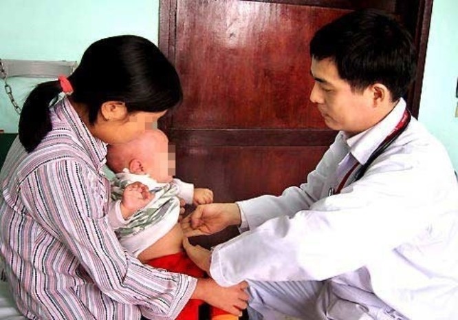 Thăm khám cho một trẻ rối loạn chuyển hóa bẩm sinh. ảnh: báo Đât Việt