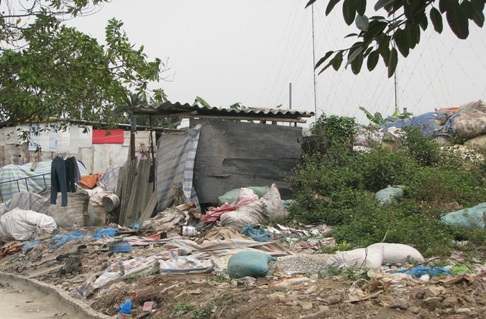 Một thực tế “ báo động” là những túi rác lớn, tiếp nhận một số lượng không nhỏ phế liệu, rác thải công nghiệp từ địa phương khác đưa về để tái sinh.