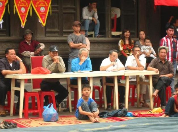Ban giám khảo hội vật tại lễ hội truyền thống đình Đình Bảng.