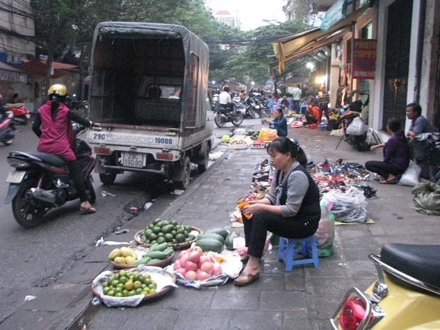 Cứ mỗi độ hè về, khắp các đường phố Hà Nội, từ lòng đường cho đến vỉa hè đều bị các quán giải khát, quán nhậu lấn chiếm kinh doanh.