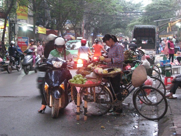 Con đường ngõ hẹp của phố Đoàn Thị Điểm đang dần được người dân “ kinh doanh” cả dưới lòng đường.