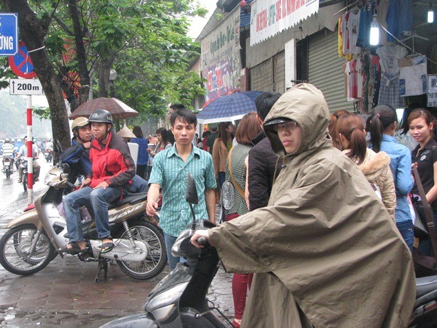 Ai cũng biết lòng đường, vỉa hè là nơi để phục vụ cho việc đi lại của người dân thế nhưng ở Hà Nội ngoài việc dùng để buôn bán ra nó còn có một mục đích khác đó là làm…bãi đỗ xe.