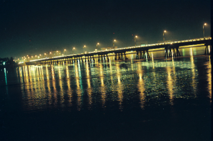 Đêm xuống, cầu Trà Khúc lung linh soi bóng trên dòng sông Trà.