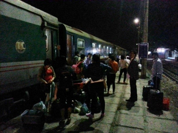 Du khách bị kẹt ở sân ga Lào Cai lúc 2h40 sáng 8/4.