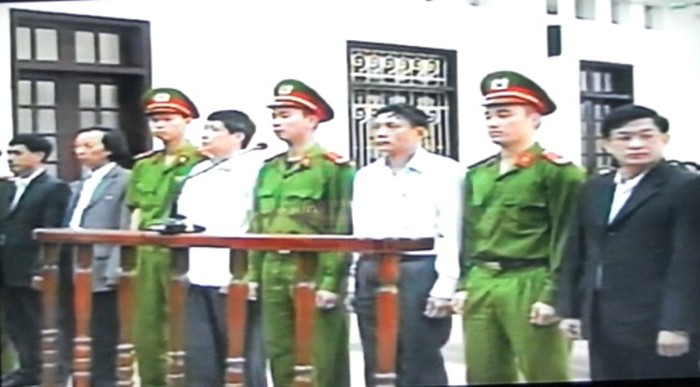 Các bị cáo trong phiên toà - (Từ trái qua: Lê Thanh Liêm, Phạm Xuân Hoa, Nguyễn Văn Khanh, Phạm Đăng Hoan và Lê Văn Hiền)