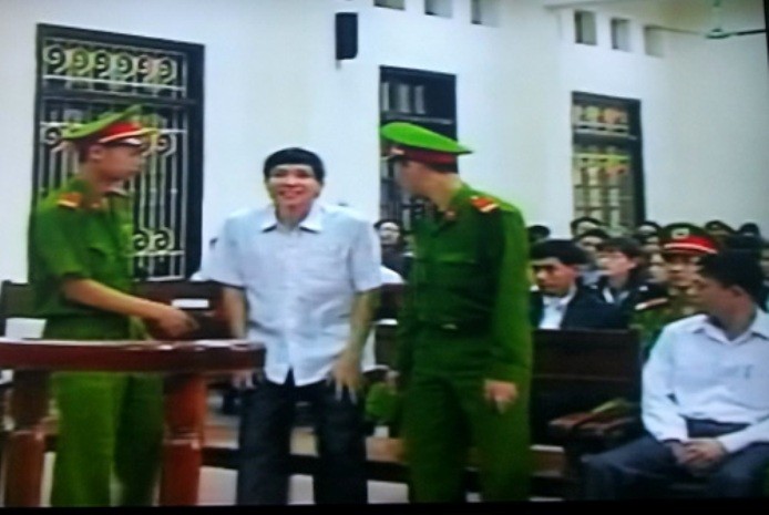 Bị cáo Nguyễn Văn Khanh (đứng) - Ảnh chụp qua màn hình