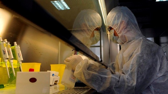 Kỹ thuật viên tại Trung tâm kiểm soát và phòng chống dịch bệnh Hợp Phì (tỉnh An Huy) phân tích một mẫu nghi ngờ nhiễm H7N9