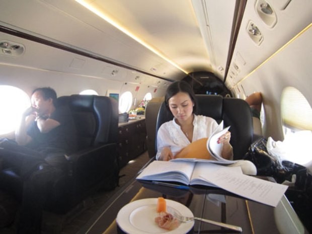 Vợ chồng Chính Chu - Hà Phương trên máy bay của gia đình.