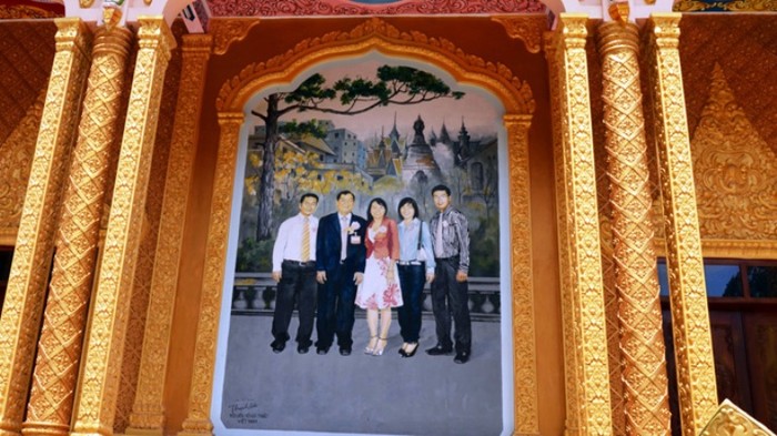 Tranh vẽ gia đình ông Trầm Bê treo lối vào chánh điện chùa Ba- sát