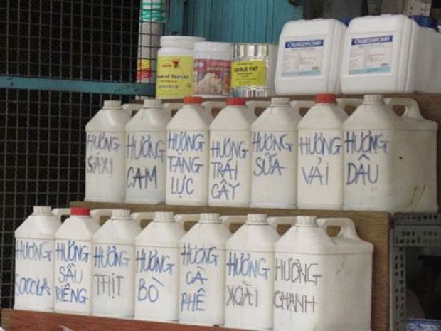 Những loại hương liệu không thấy nhãn mác được bày bán công khai ở chợ Kim Biên