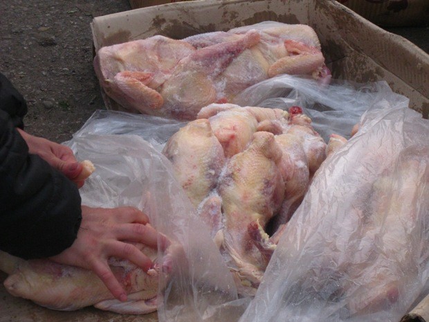 Cận cảnh tiểu thương phải dùng sức để tách từng con gà “chicken leg” ra khỏi thùng hàng, vì chúng được để đông lạnh trong thời gian dài khi vận chuyển.