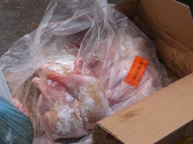 Trong khi Việt Nam đang thừa thịt gà với giá rẻ thì gà thải, loại từ Trung Quốc lại có giá tiêu thụ cũng rẻ, ùn ùn tràn vào trong nước. Nhiều khả năng các loại gà thải, loại này vẫn còn nhiễm hóa chất độc hại do sử dụng thuốc kháng sinh bảo quản. Trong ảnh thùng đùi gà được đóng hàng vào ngày 23-10-2012.