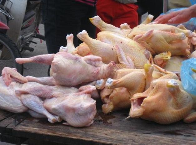 Gà mới được dỡ trong thùng hàng “chicken leg” đóng băng nhìn tím tái hơn so với gà được bày ra trước đó.