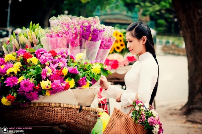 Xuân về rực rỡ muôn hoa Cành hồng khoe sắc xinh tươi đón chào Thiếu nữ bên hoa ( Tác giả: Ngoc Canh Nguyen)