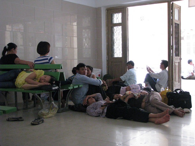 Tại Bệnh viện đa khoa Nghệ An, tình trạng quá tải bệnh nhân cộng với nắng nóng khiến các phòng điều trị nóng như những lò nung. Nhiều bệnh nhân bệnh nhẹ phải "tự di tản" đi tìm sự sống.