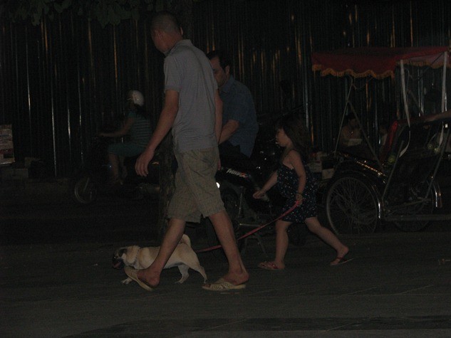 Cuối ngày, hai cha con cùng rảo bước nhanh cùng cún cưng trên những con đường tấp nập.