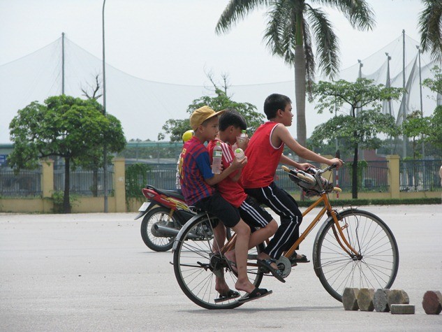 Trên đường phố Hà Nội, nhiều trẻ em vẫn liều mình kẹp 2, kẹp 3 giữa thời tiết khắc nghiệt mà không hay biết nhiều mối nguy hiểm có thể ập đến bất kỳ lúc nào.