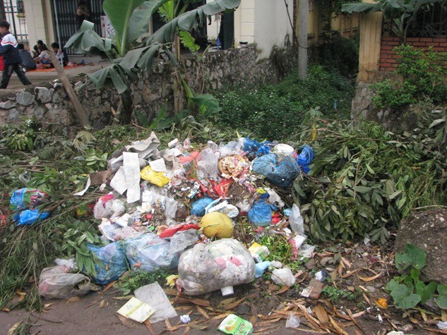 Bãi rác mọc lên vô hình trên khắp các con đường, ngõ ngách Hà Nội.
