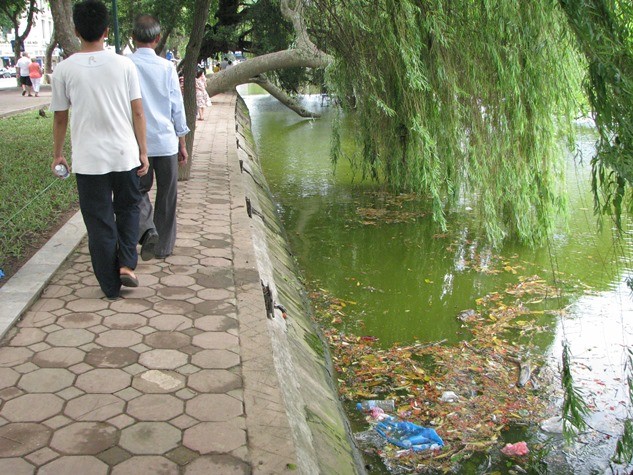Và ngay cả Hồ Hoàn Kiếm cũng không ngoại lệ, nhiều người đã rảo bước qua cho nhanh để tránh được mùi rác thải bốc lên.
