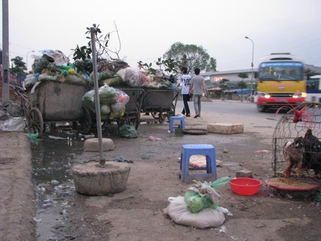Những đống rác thải được tập kết tại nơi đông dân cư sinh sống, ngày mưa cũng như ngày nắng không chỉ riêng mùi rác thải bốc lên mùi nồng nặc gây khó chịu cho người dân và người đi đường. Thêm vào đó, người dân nơm nớp trong tình trạng nhiễm bệnh.