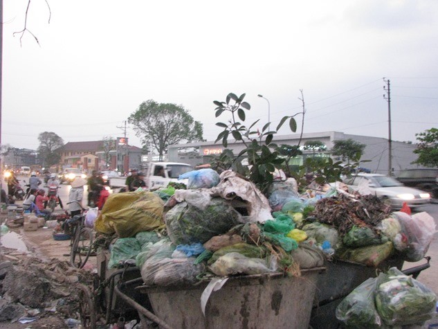 Sự ồn ào đến chóng mặt sau một ngày làm việc, người dân lại phải hứng chịu thêm cảnh Xú uế từ rác thải.