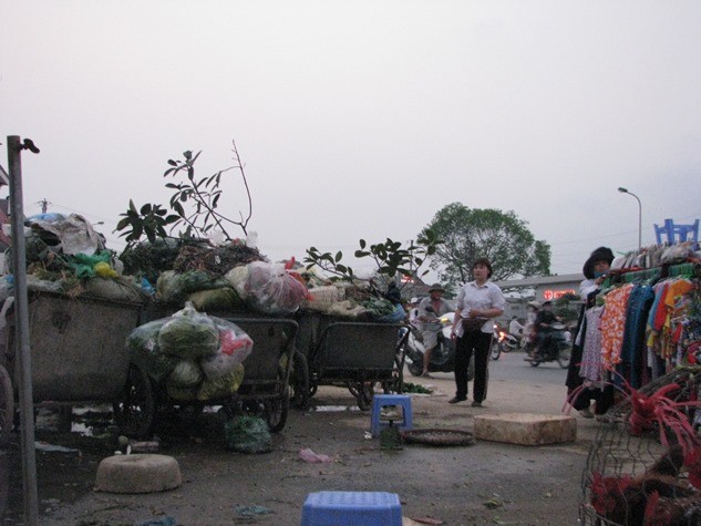 Rác thải xen lẫn đồ ăn, thức uống, quần áo.. được bày bán tràn lan trên phố Hà Nội.
