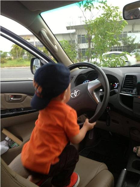 Đòi tự lái ô tô như người lớn