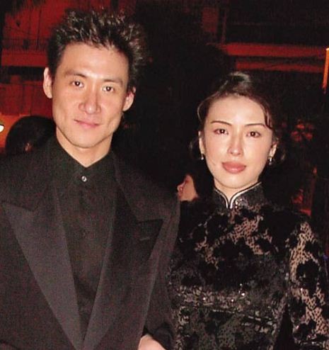 Trương Học Hữu và vợ, diễn viên La Mỹ Vy. Sau khi cùng đóng trong một bộ phim, họ bén duyên và trở thành chồng vợ năm 1996. Đến nay, cuộc sống hôn nhân vẫn ngọt ngào và hạnh phúc